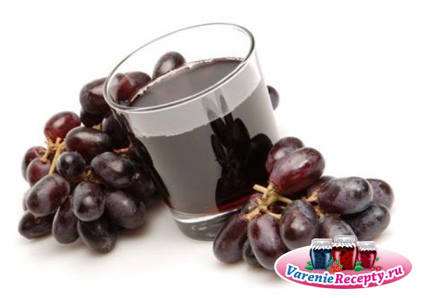 стакан с вином и виноград